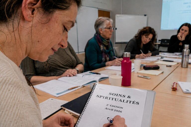Formation soins et spiritualit&eacute; illustrant la diversit&eacute; des croyances et l'accompagnement bienveillant.